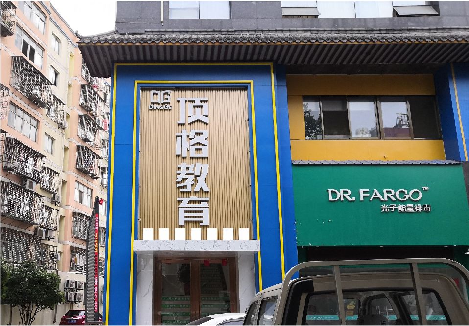 三台门头设计要符合门店特色。