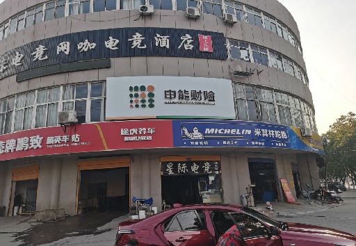 三台发光字招牌安装流程。