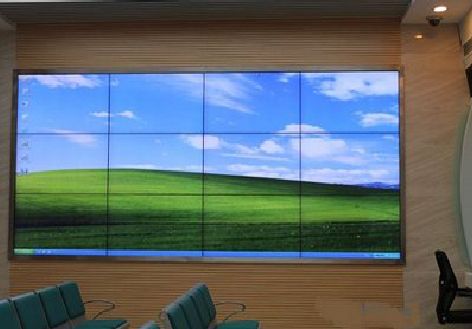 三台液晶拼接屏的另类用法。